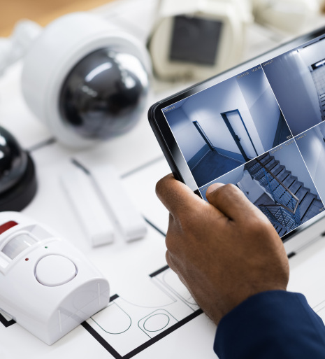 Projeto de porteiro eletrônico moderno instalado pela Rooted em Curitiba